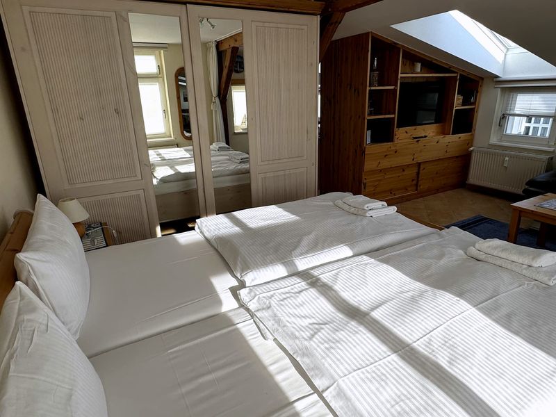Schlafzimmer Bild 1